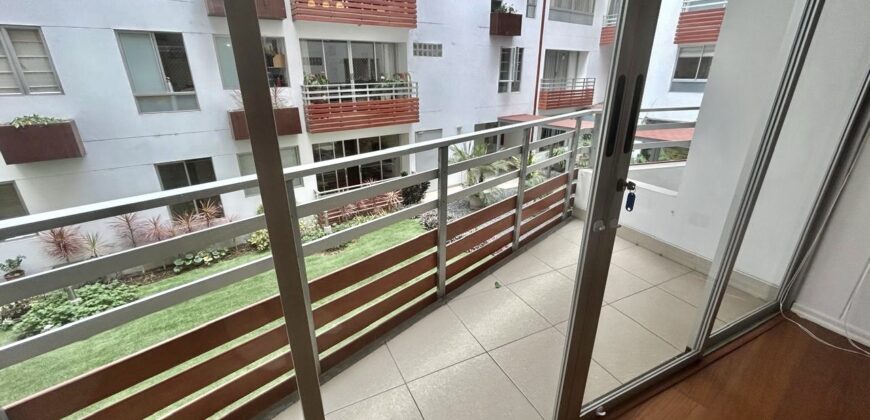 Se vende acogedor departamento con balcon y vista a lindo jardin interno en Miraflores